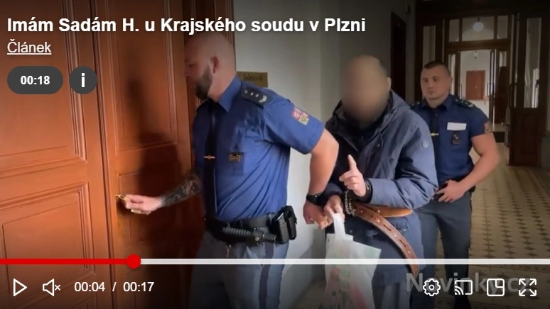 Zatčení odsouzeného imáma Sadáma H. dvěma policisty v interiéru soudní budovy jako reprezentativní příklad výsledku manipulace a jejího rozpoznání v rámci rodinného prostředí, kde byla izolace použita jako hlavní nástroj ovládání a týrání. Tento obraz zachycuje završení soudního procesu, který odhalil a potrestal dlouhodobé násilí a manipulativní chování, poskytující kontext pro pochopení dynamiky domácího násilí a metody izolace."